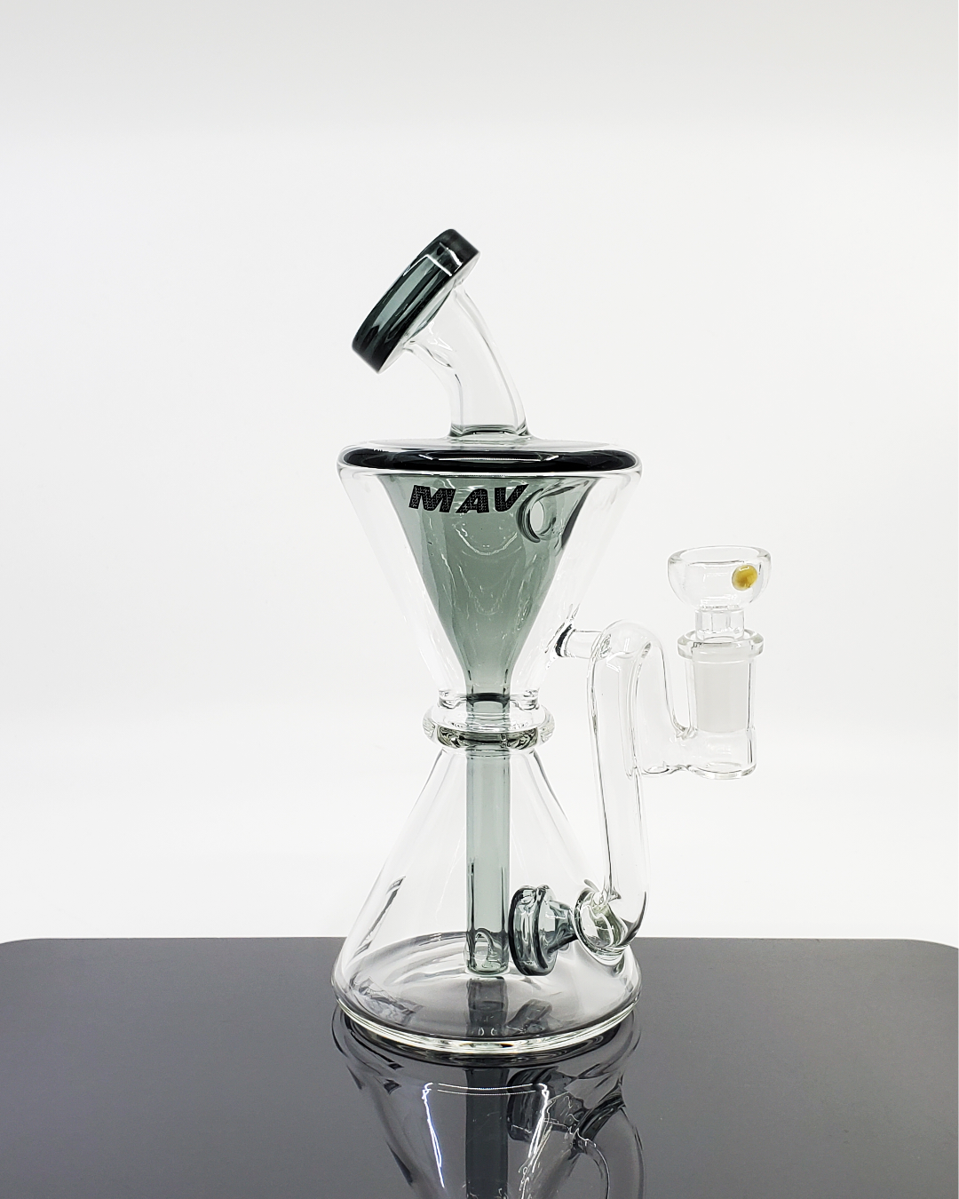 The Hourglass Incycler by MAV Glass combines aesthetic appeal with smooth functionality, featuring an hourglass shape that aids in continuous recycling filtration.