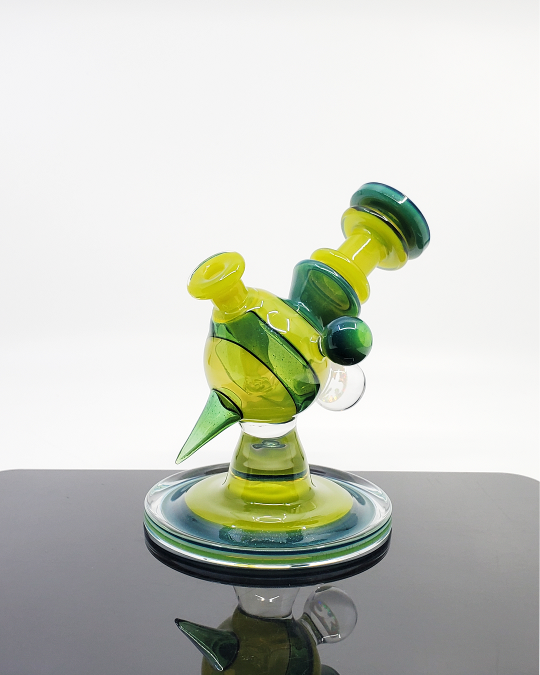 Cajun Glass Two-Tone Heliosphere Details: Close-up showcasing the modern two-tone finish and 14mm joint of this heady glass dab rig, highlighting its functional design and quality craftsmanship.