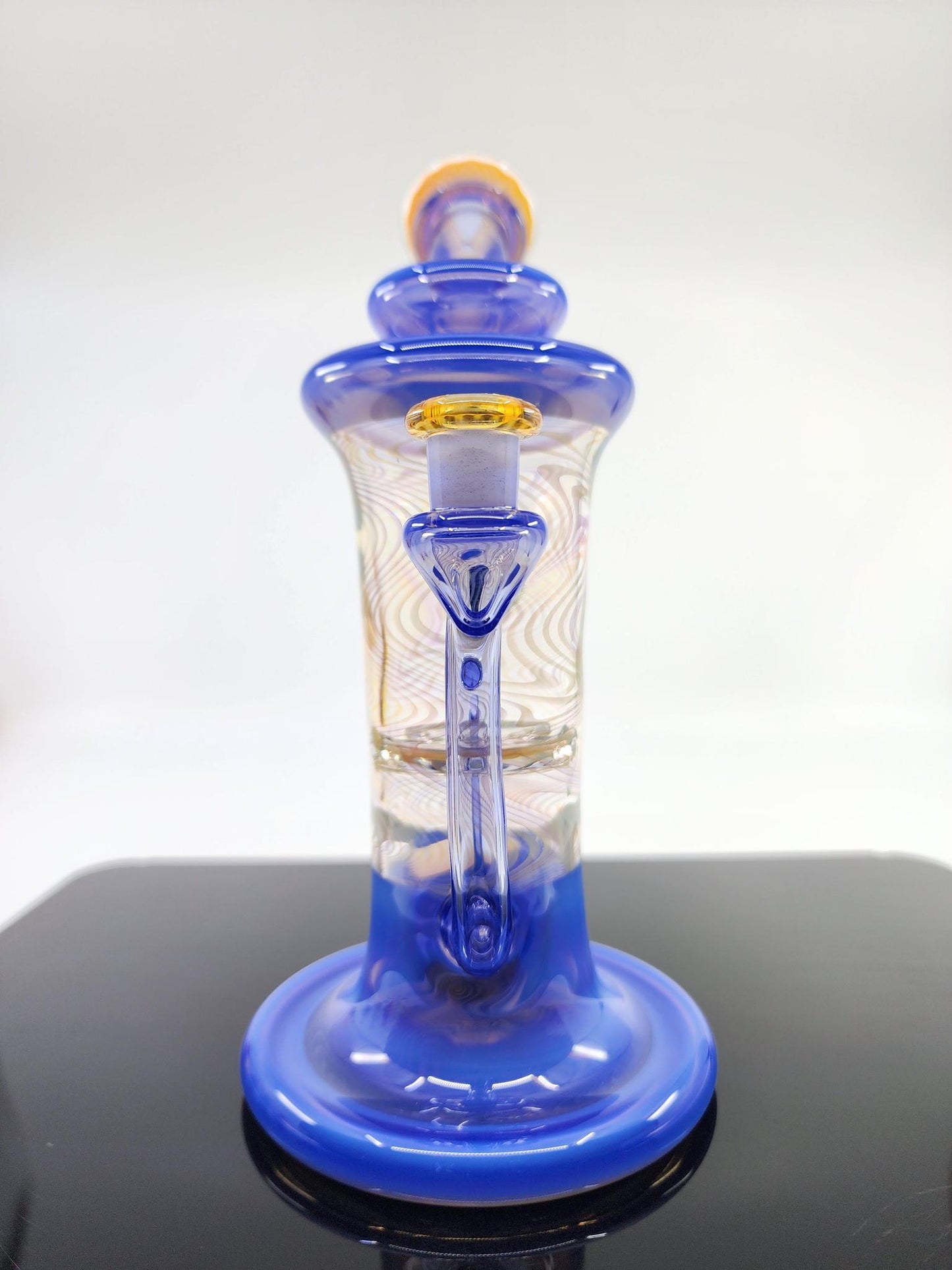 Elegant design details of the Gatez Glass Neptune Rewig Blooper with a single drain system.