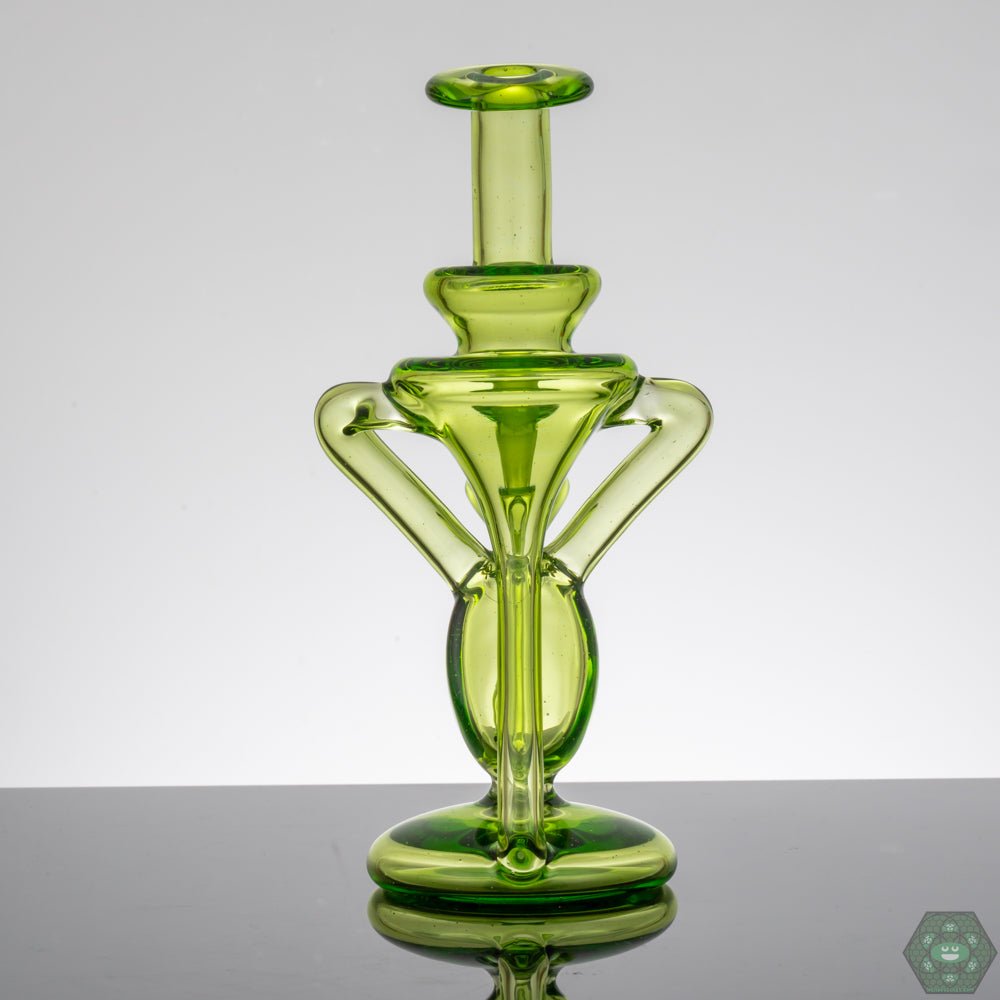 10mm Dual Uptake Recycler: This M Henny recycler is designed with dual uptake and a 10mm joint for optimal filtration and smooth hits.