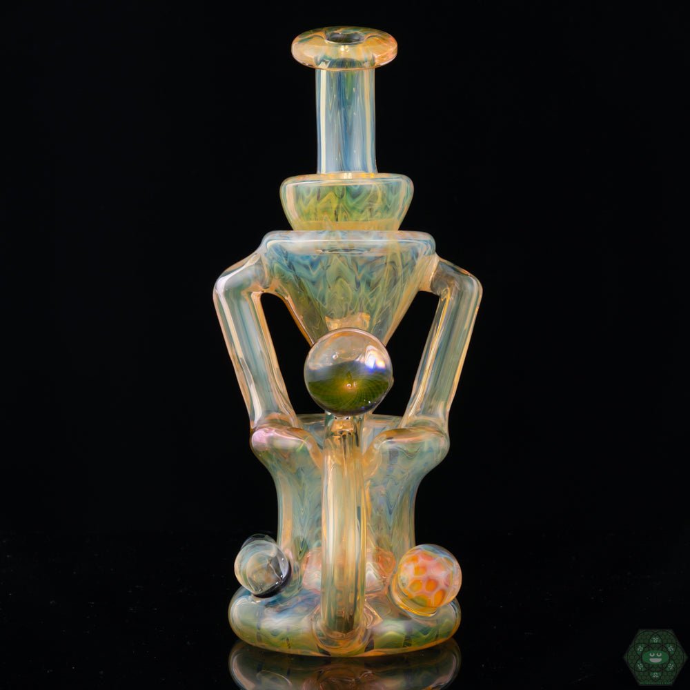 10mm Elegant Dab Rig: This STF Glass recycler features a 10mm joint and a sleek design, making it a stylish addition to any collection.
