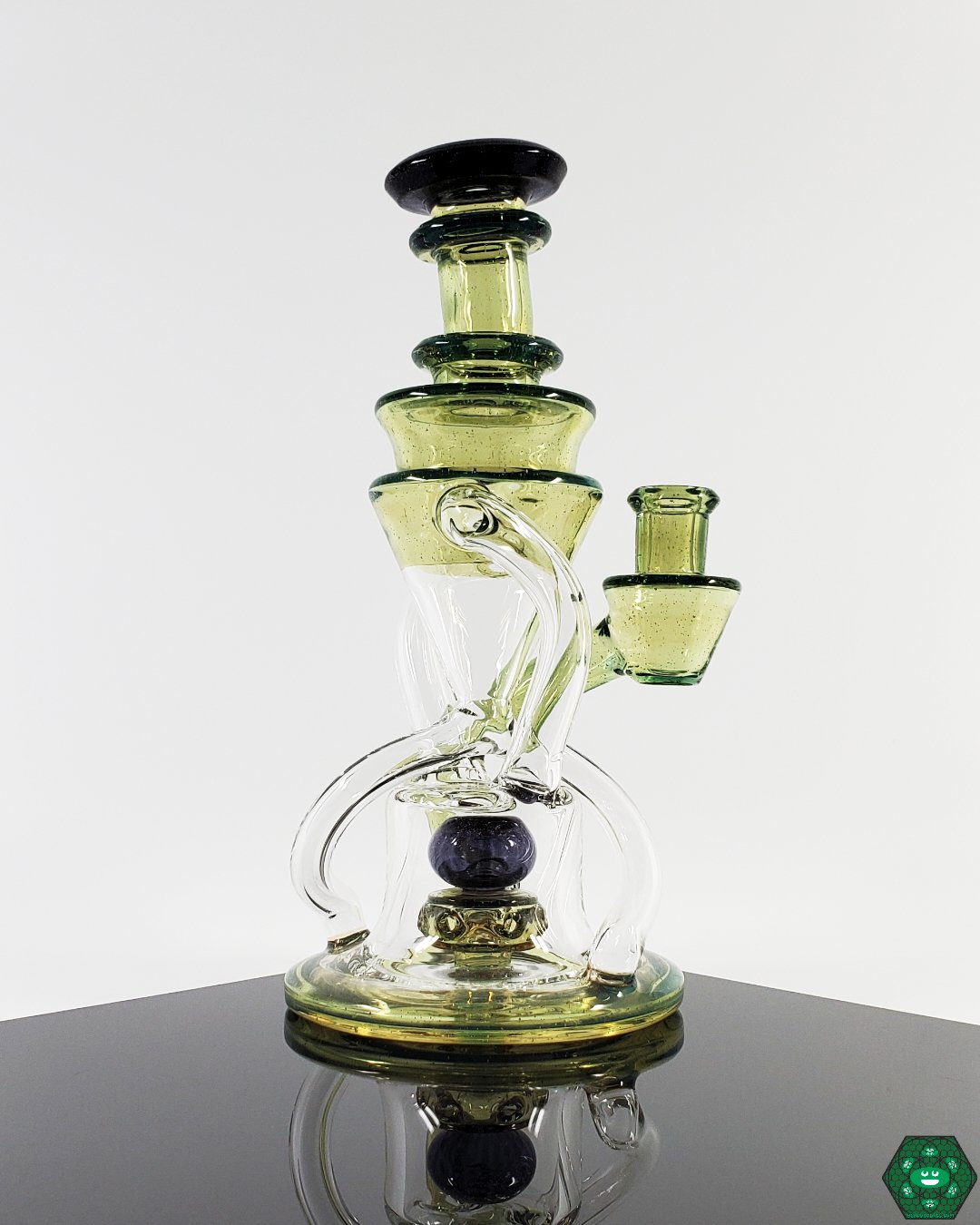 Cerio Glass V2 Double Recycler Details: Close-up showcasing the dual uptake, triple drain, and 4-hole percolator of this high-performance recycler, highlighting its design and functionality.