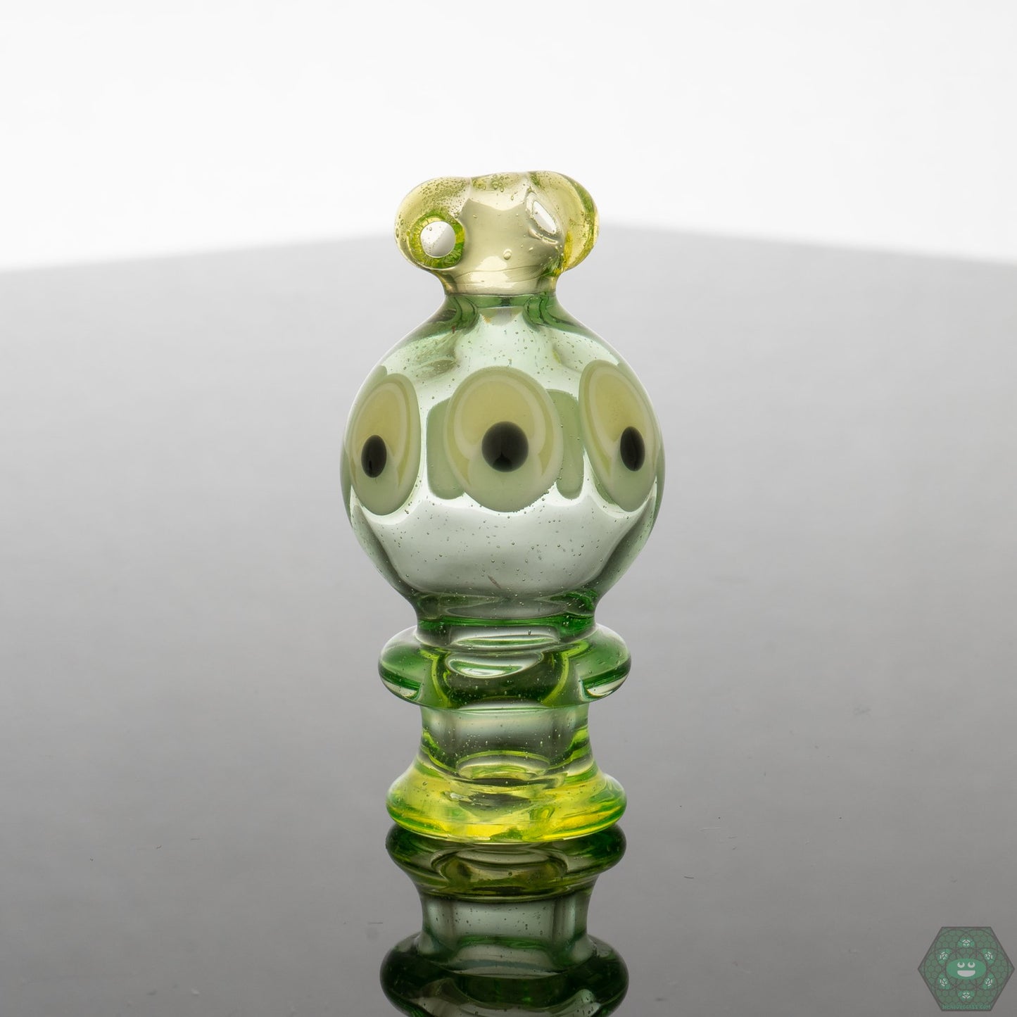 Innovative Dab Caps: Natrix Glass Spinner Caps represent an innovation in dab cap design, utilizing a spinner mechanism for enhanced airflow and vapor distribution.