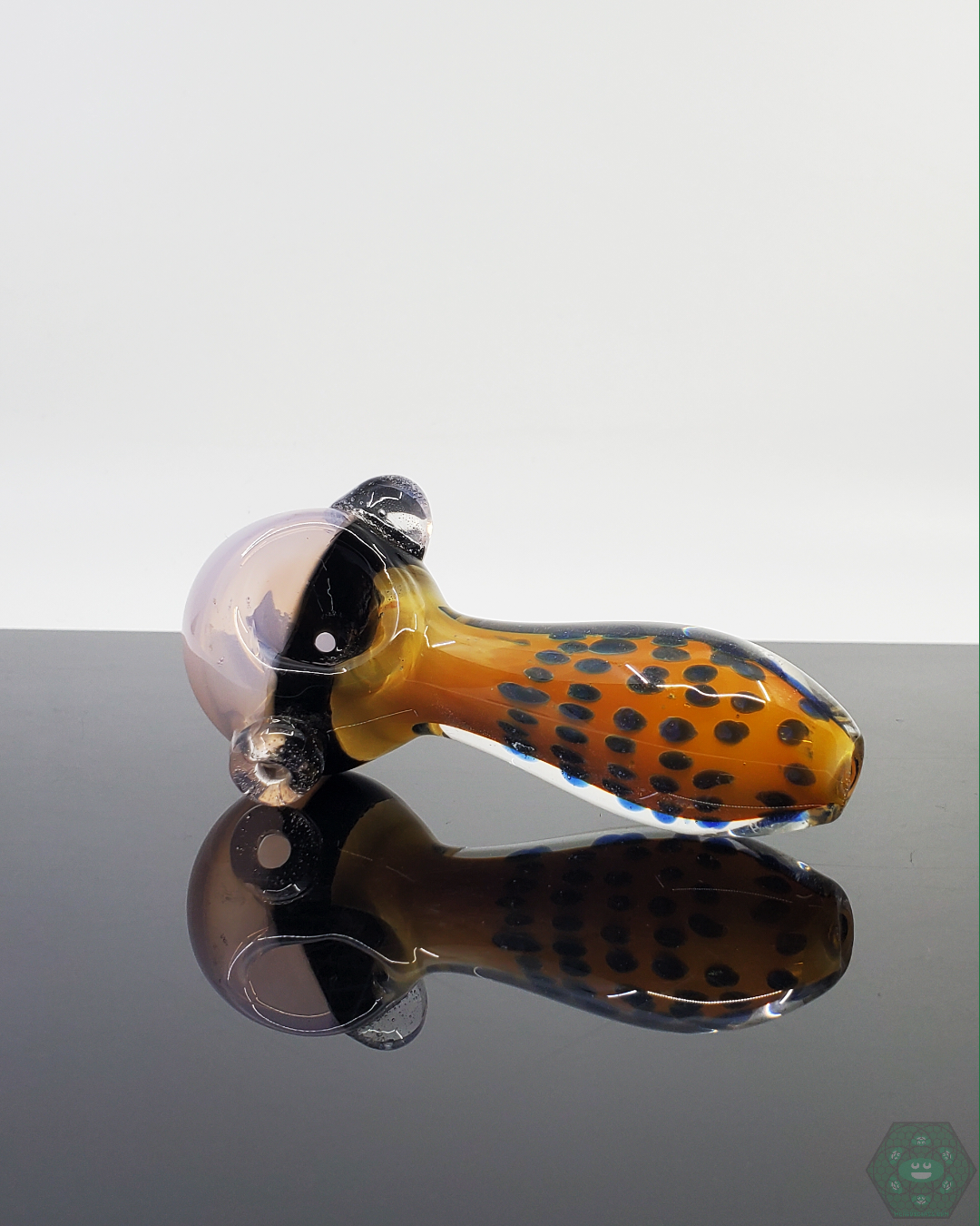  American Spoon - Dot Work – Artistic Dot Work for Enhanced Style. Experience a unique and stylish smoke with this dot work glass spoon pipe. Smooth airflow and high-quality craftsmanship.


