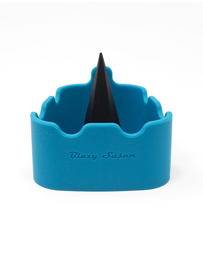 Blazy Susan - Premium Silicone Deluxe Ashtray + Debowler. This flexible, mess-free ashtray and bowl cleaner is perfect for ashing out clogged-up bowls. It features a built-in spike for extra clearing action and comes in an assortment of colors. It is dishwasher-friendly and color fade resistant, and it fits perfectly into a Blazy Susan. Our Silicone Ashtray/Bowl Cleaner is made with premium silicone with an extended bowl cleaner for extra cleaning action.
