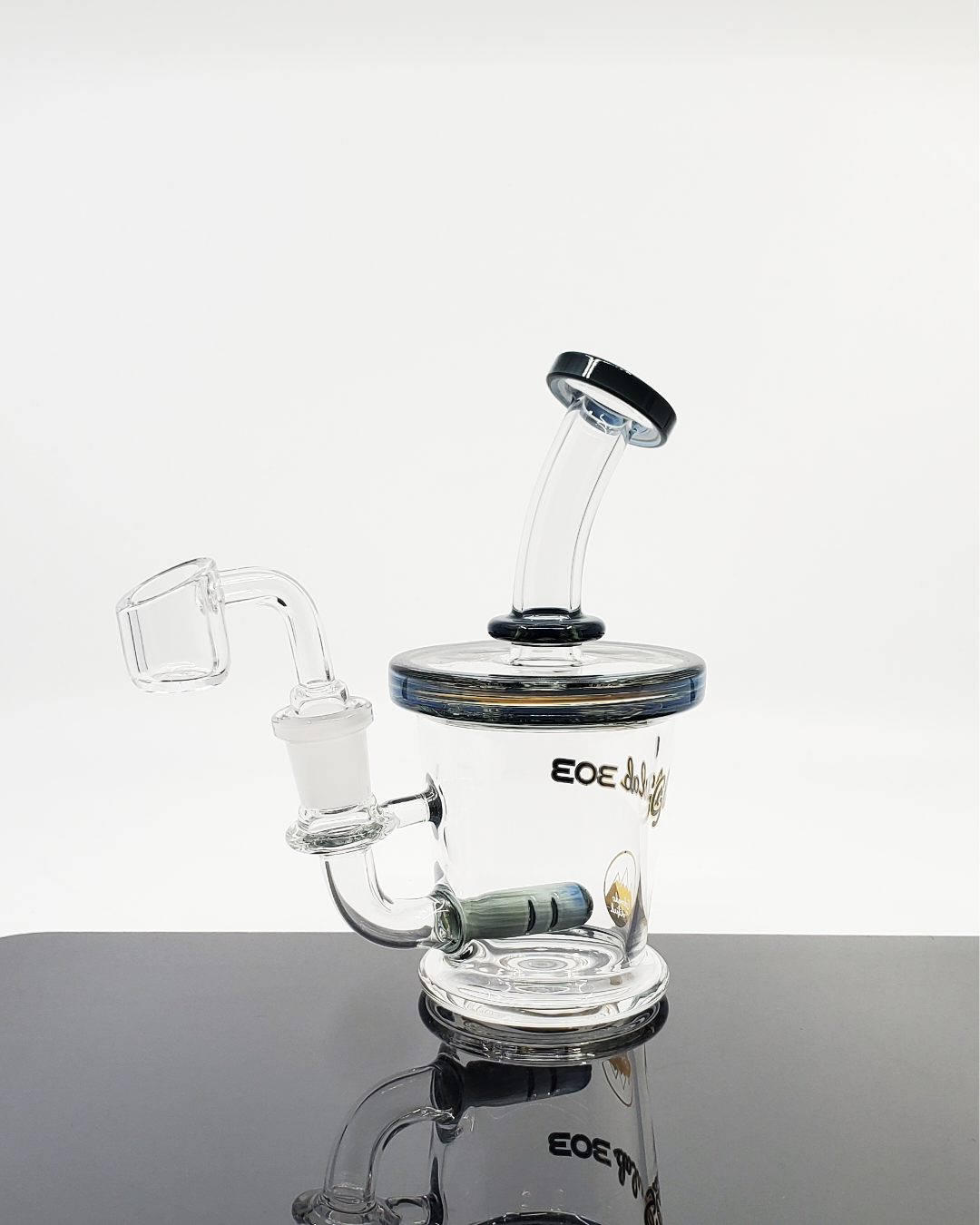  Glass Lab 303 5.5” Mini Inline Banger Hanger | Compact with Inline Perc | 14mm Joint. This 5.5” mini inline banger hanger by Glass Lab 303 features a 4-hole inline perc and a 14mm female joint for efficient filtration. Compact and perfect for smooth hits.