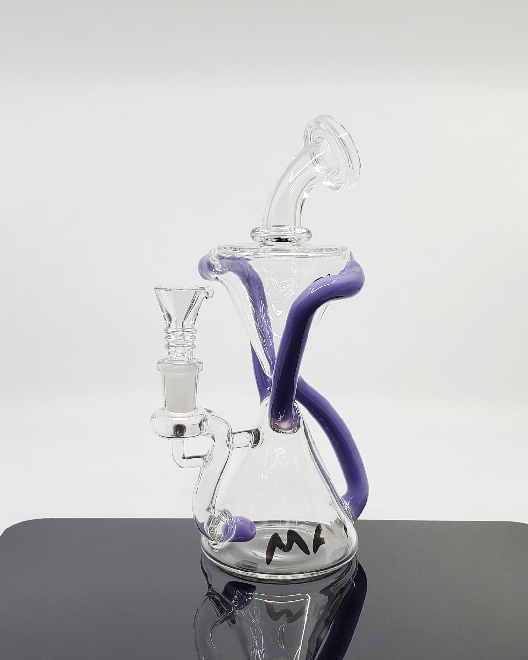 MAV Glass Floating Recycler - Enjoy Smooth Sessions with Optimal Filtration in a Sleek, Compact Design, Enhancing Both Form and Function.