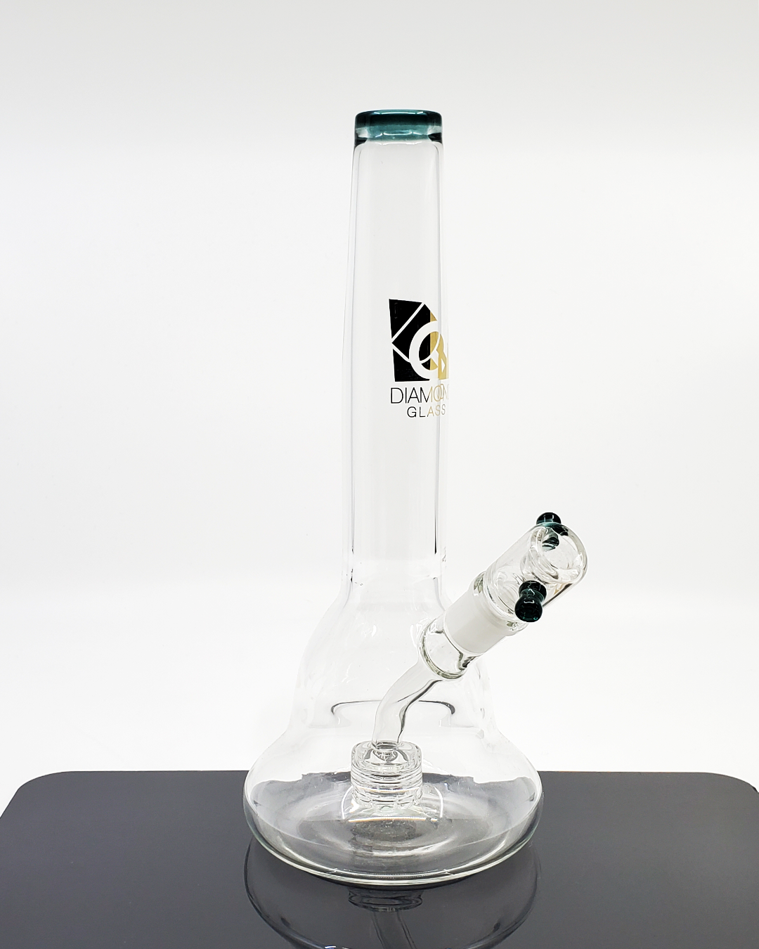 Diamond Glass 10” Fixed Showerhead Beaker with a durable design and showerhead perc for efficient filtration, perfect for everyday use.