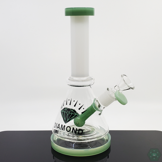  Diamond Glass Earl Beaker featuring a classic beaker design with durable glass, providing smooth performance and efficiency for an optimal smoking experience.