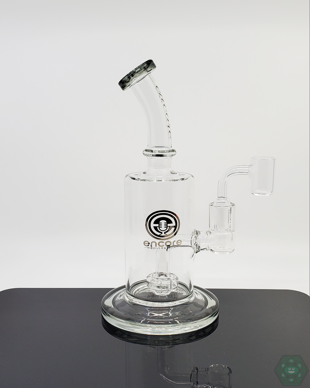 Compact Encore Glass 7.5-inch Showerhead Rig featuring a showerhead perc for smooth and filtered hits in a sleek design