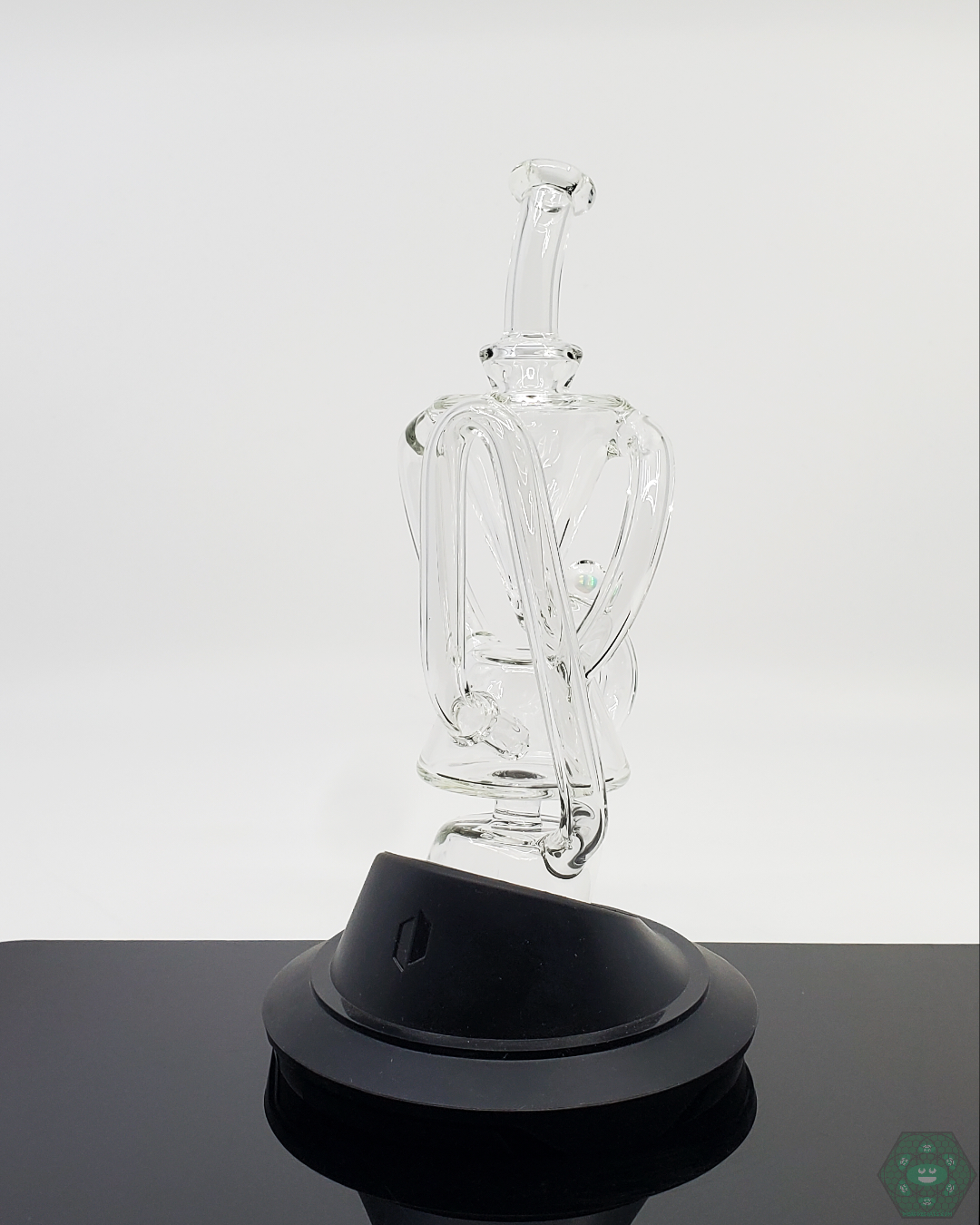  Side view of the Floating Recycler Puffco Attachment, showcasing its unique design for improved vapor filtration and an enhanced dabbing experience.

