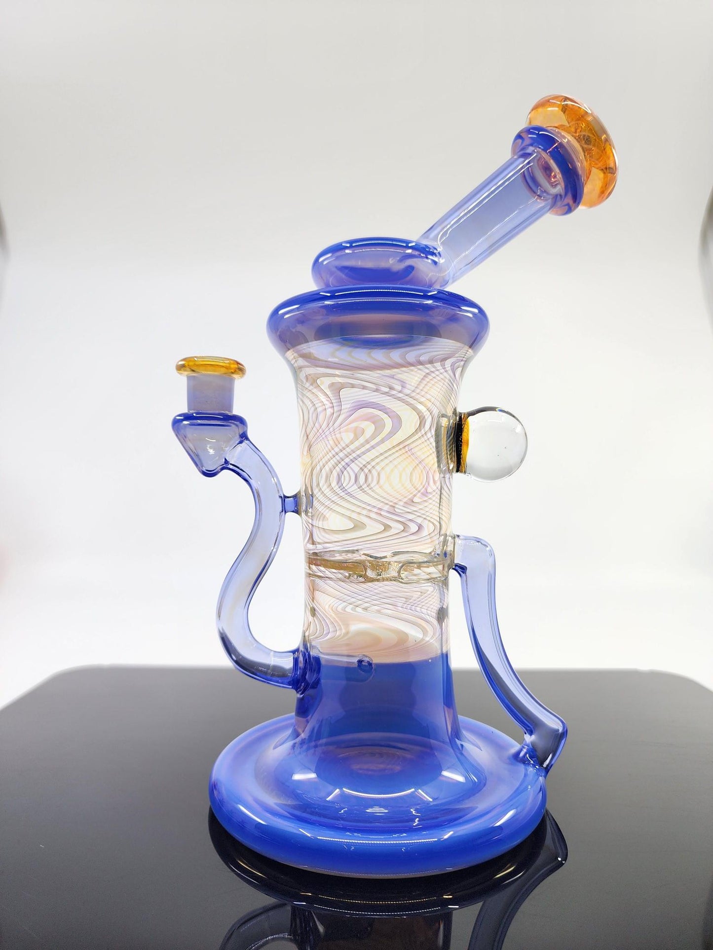  Demonstrating the 2-hole perc function of the Gatez Glass Neptune Rewig Blooper for smooth usage.