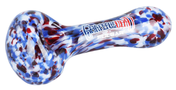 Grateful Dead x Pulsar Frit Spoon Pipe – 4.5-inch hand pipe with classic spoon body, red, white, and blue frit detailing, and Grateful Dead logo on stem. Made from durable borosilicate glass with tapered mouthpiece.