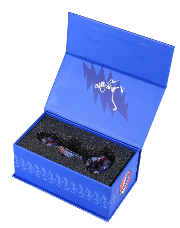 Grateful Dead x Pulsar Frit Spoon Pipe – 4.5-inch collectible hand pipe featuring red, white, and blue fritted glass and Grateful Dead logo. Comes in luxury branded box, ideal for festival lovers and collectors.