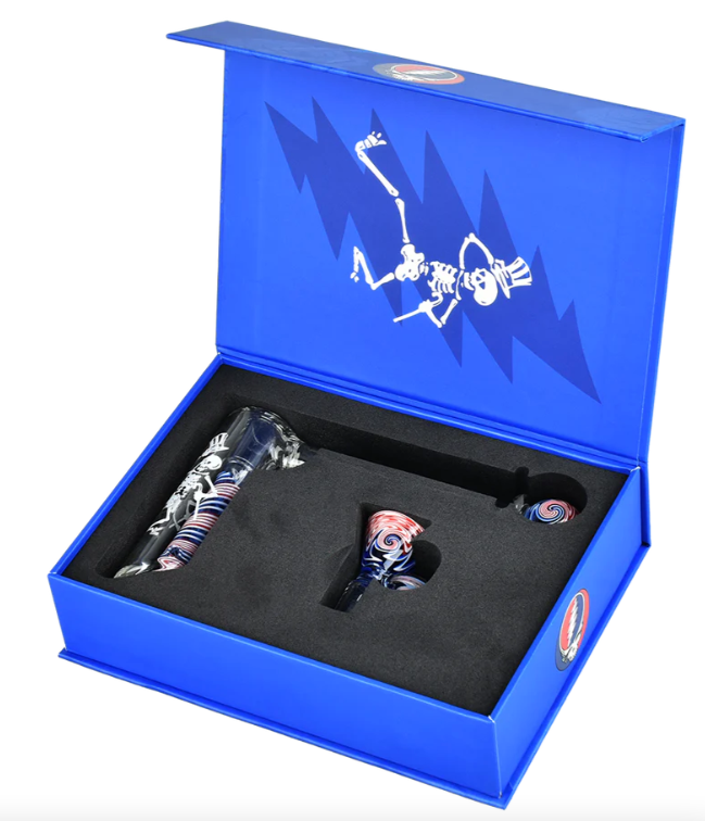 Grateful Dead x Pulsar Wig Wag Hammer Bubbler – 6.25-inch hand pipe with clear body and vibrant red, white, and blue wig wag accents. Equipped with a perforated downstem for smooth filtration and unique Grateful Dead branding.