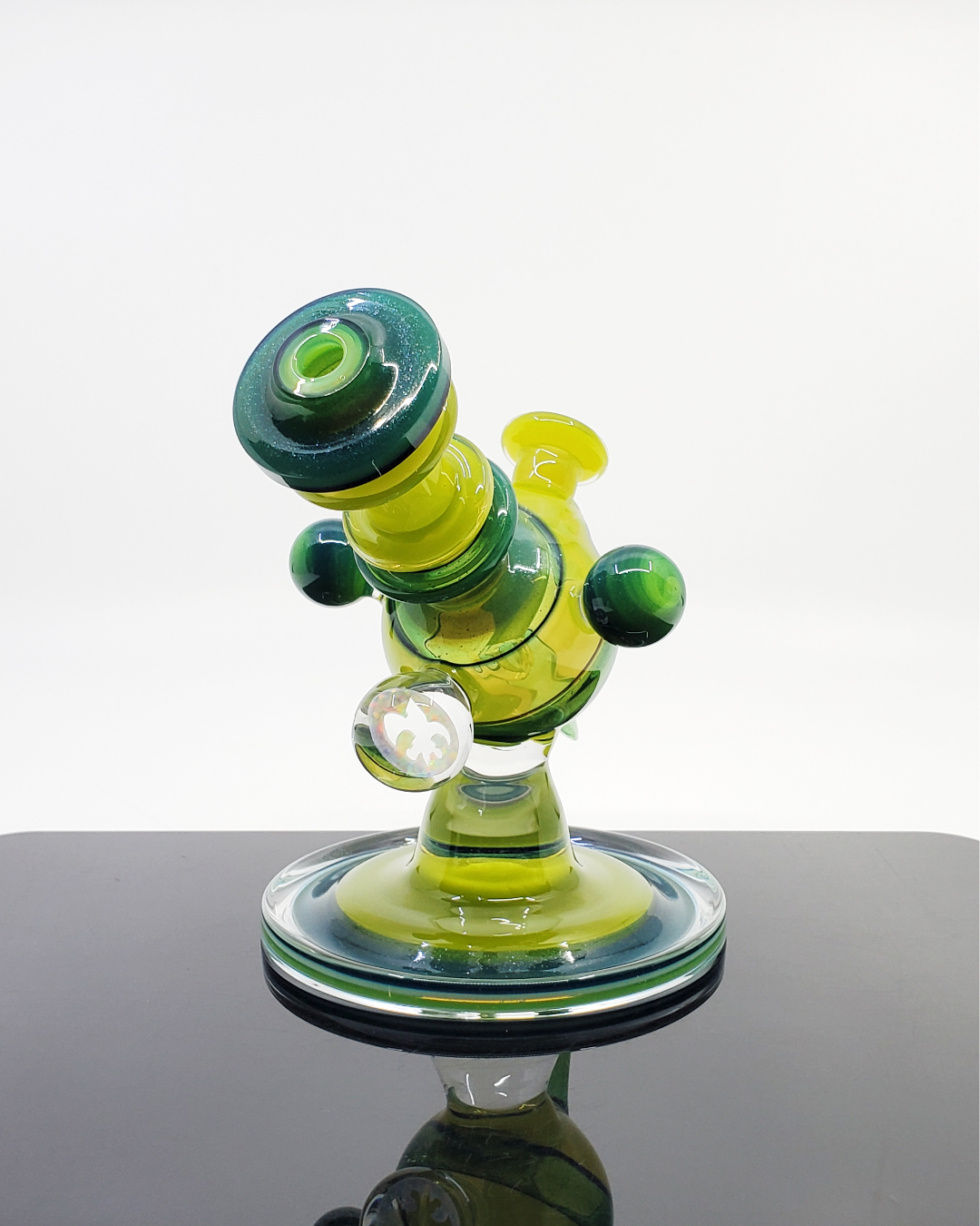 Heady Glass Dab Rig with Two-Tone Finish: The Cajun Glass Two-Tone Heliosphere combines a modern two-tone aesthetic with high-quality craftsmanship in a functional 14mm dab rig, ideal for discerning enthusiasts.