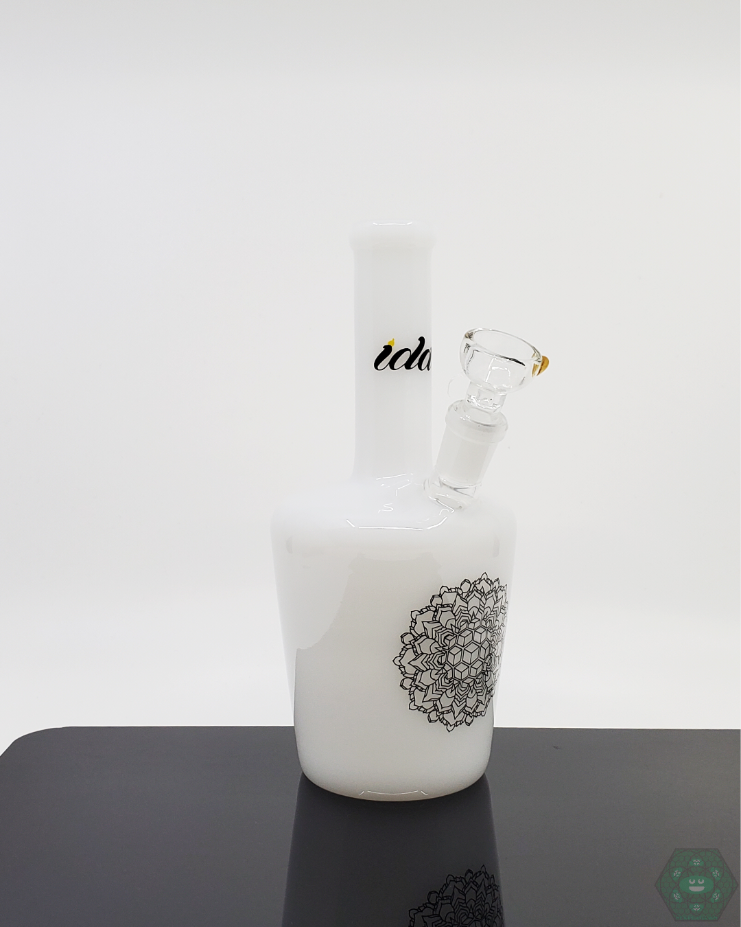 iDab Henny Bottle – premium full-size collector’s glass piece with a 10mm joint, offering a stylish and functional experience.