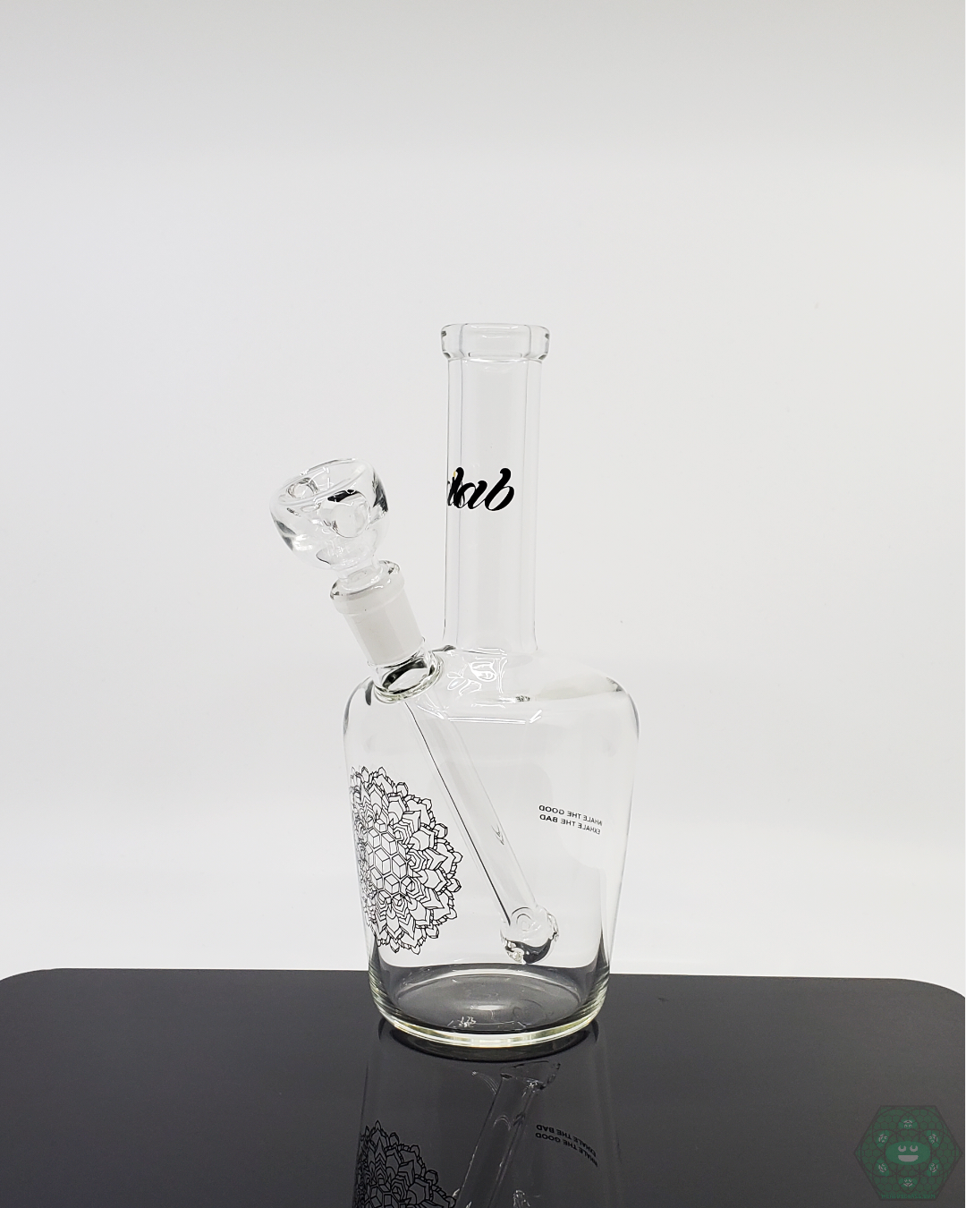 iDab Henny Bottle – full-size glass rig with a 10mm joint, a must-have for glass collectors and enthusiasts.