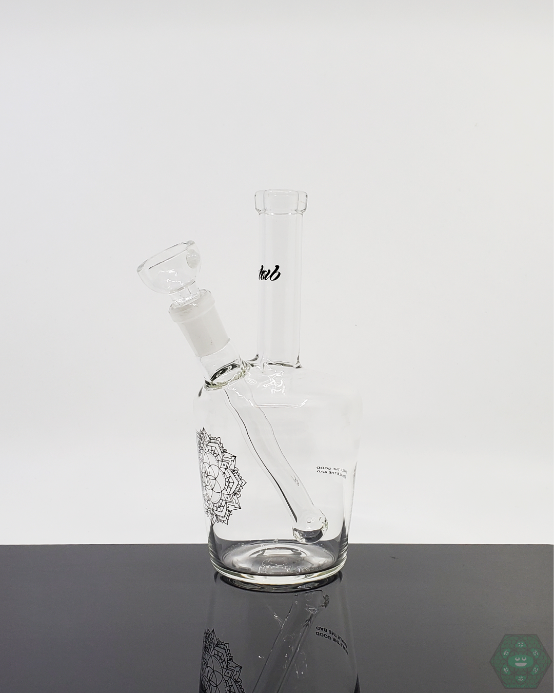  iDab Henny Bottle glass rig – full-size classic design with a 10mm joint, perfect for unique glass collections.