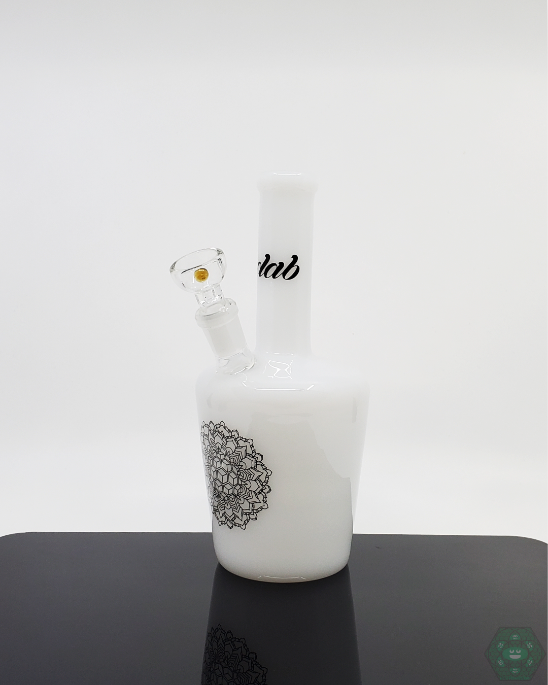 iDab Full-Size Henny Bottle – uniquely shaped glass rig with a 10mm joint, inspired by the classic Henny bottle design.