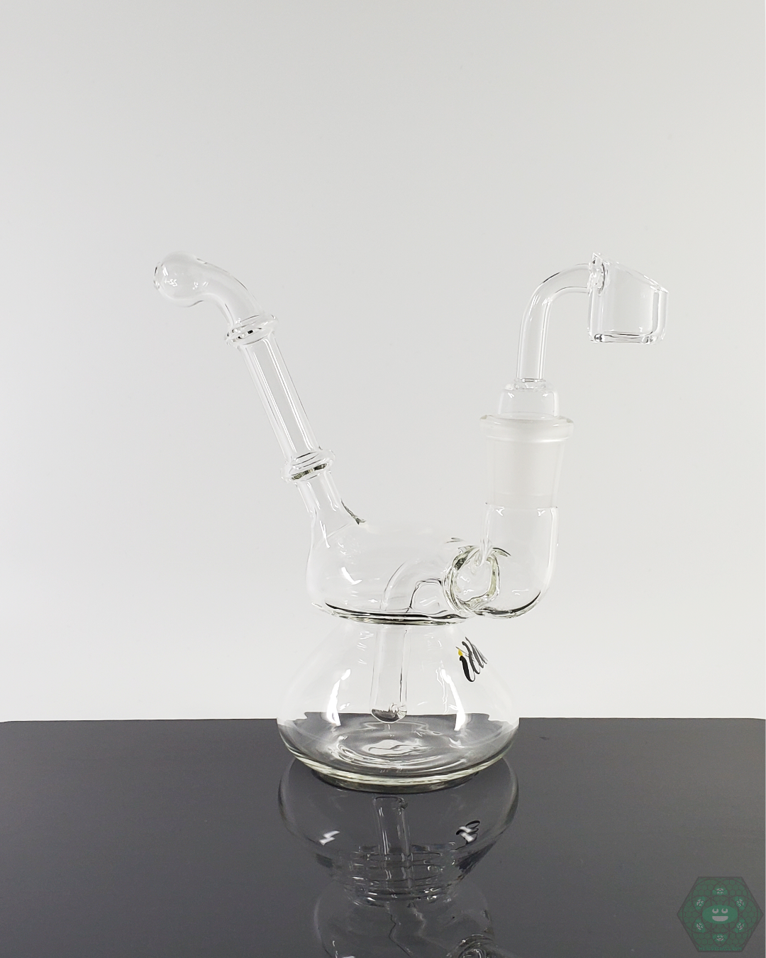 iDab Sidecar Rig with sleek sidecar neck design, providing smooth draws and splash resistance for a reliable and enjoyable smoking experience
