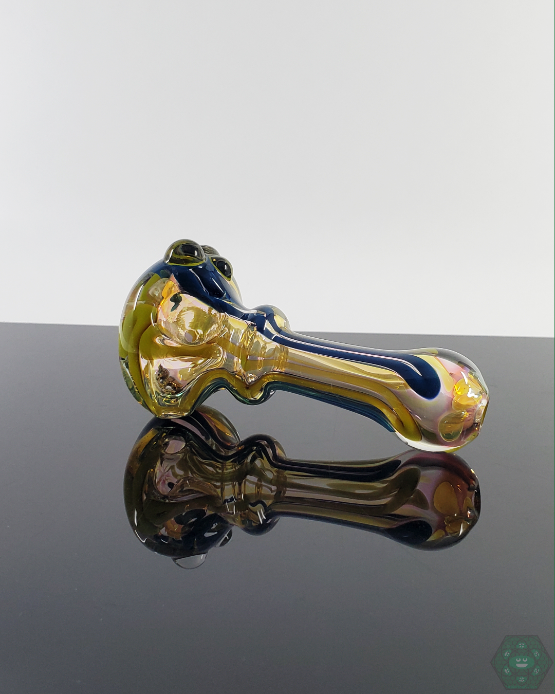  Close-up of the LQL Glass Fumed Linework Spoon, highlighting the intricate linework and evolving color effects.