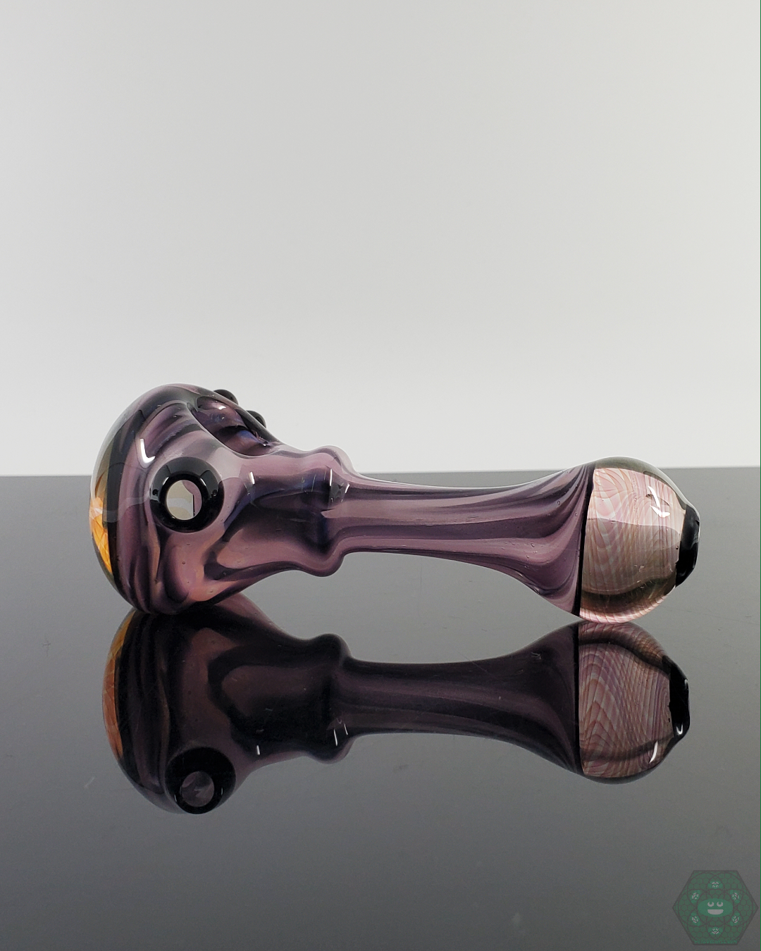  Close-up of the LQL Glass Fumed Multi-Section Spoon, highlighting vibrant color-changing effects and precise detailing.