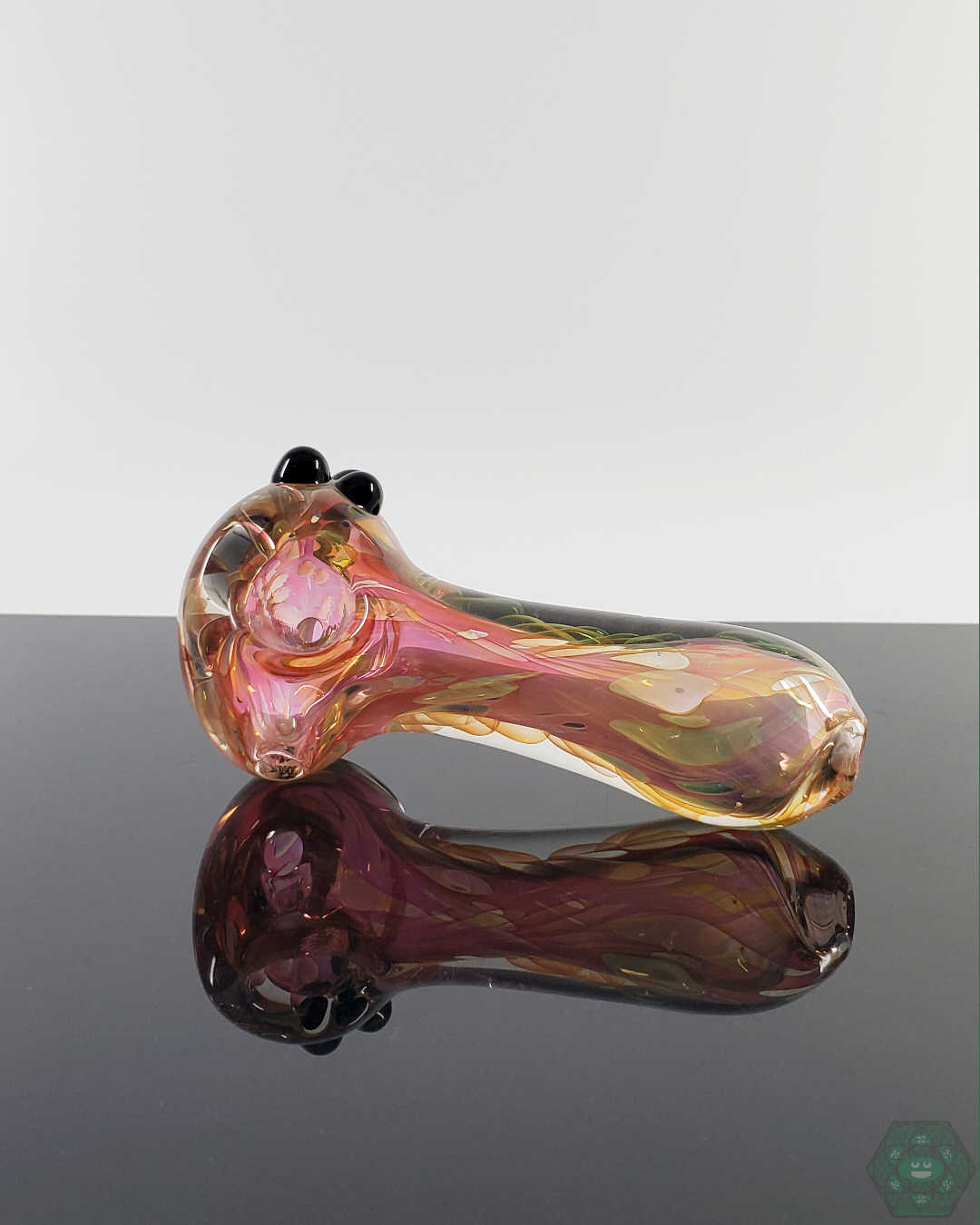  LQL Glass Fumed Spoon featuring a compact design with color-shifting fumed glass and a smooth airflow system.