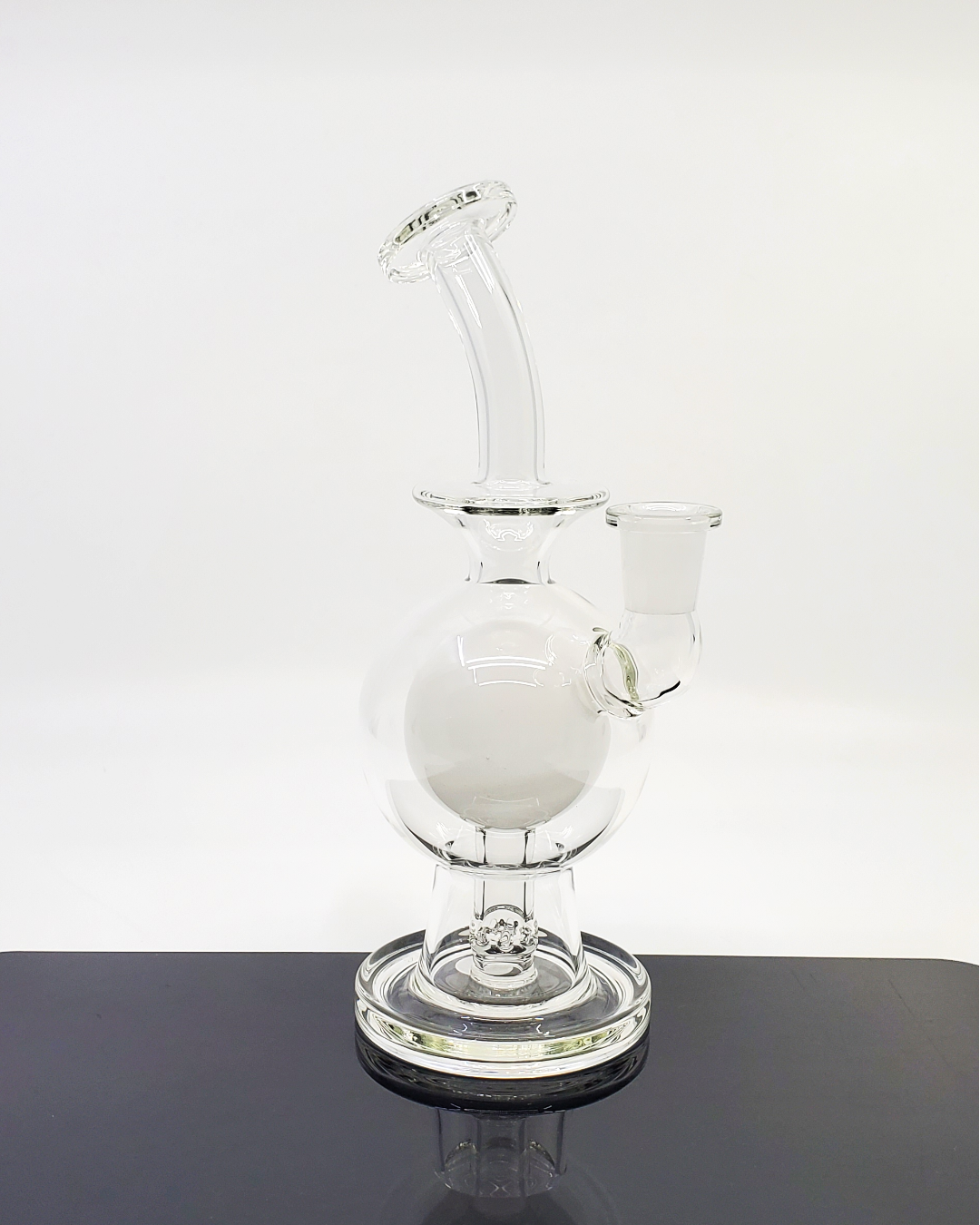 Mike D Glass Color Accent Ball Rig, a compact 10mm dab rig with stylish color accents, designed for smooth and flavorful concentrate sessions.