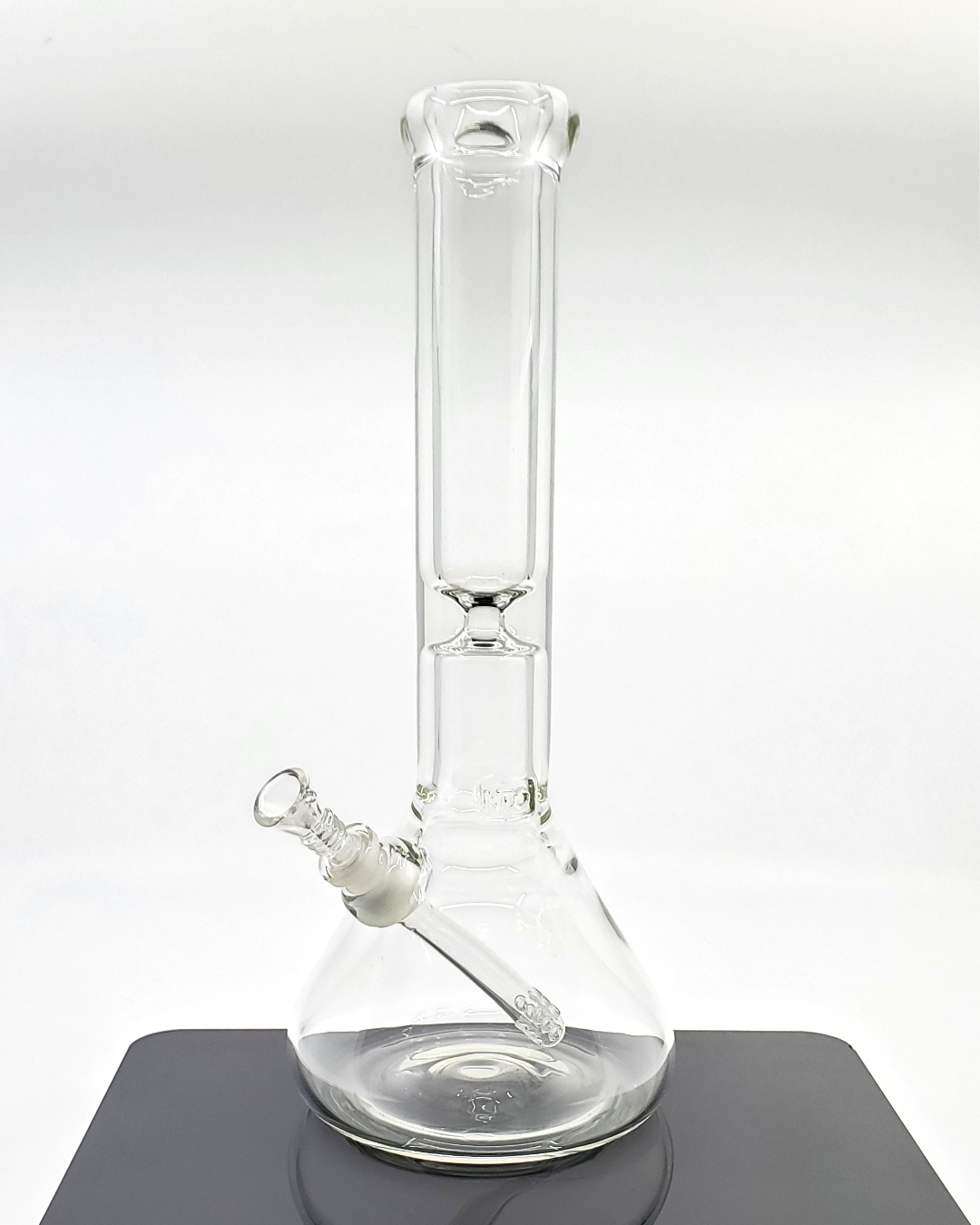 MIO Glass 9MM Beaker featuring a thick 9mm construction and classic design, delivering durability and reliable performance for everyday use.