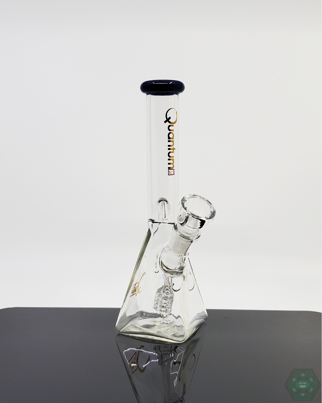 Quantum Sci 6-inch Pyramid Beaker offering smooth hits and a stable, compact design for easy portability and enhanced performance