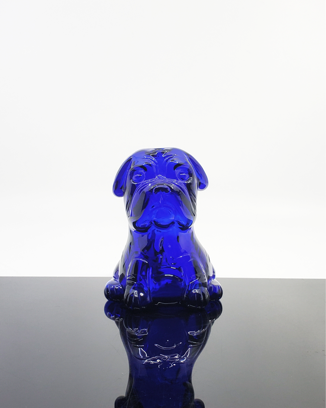  Swanny Glass Bulldog Rig featuring a sturdy and distinctive design, crafted from durable glass for a unique and reliable smoking experience.