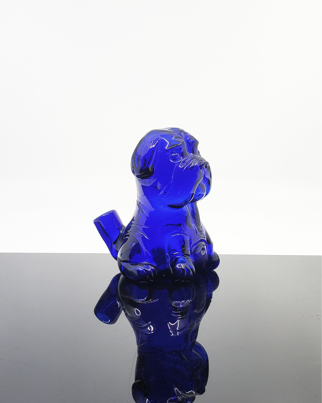  Side view of the Swanny Glass Bulldog Rig, showcasing its solid build and artistic craftsmanship for both aesthetics and functionality.