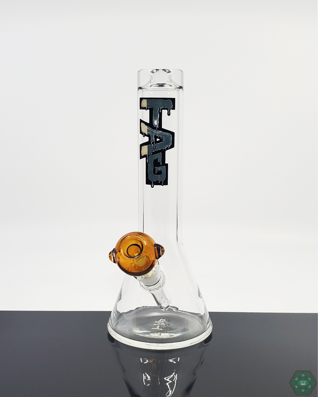  Side view of the TAG Glass Mini Beaker, showcasing its sturdy build and streamlined design for convenient handling.