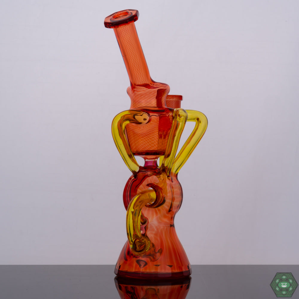 10mm Recycler Rig: The Wolfe Glass Triple Single Donut Recycler features a 10mm joint, offering compatibility with a variety of dabbing setups.