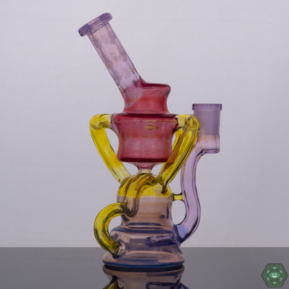 14mm 90-Degree Female Rig: The Wolfe Glass Triple Single Recycler features a 14mm 90-degree female joint, making it compatible with a variety of dabbing accessories.