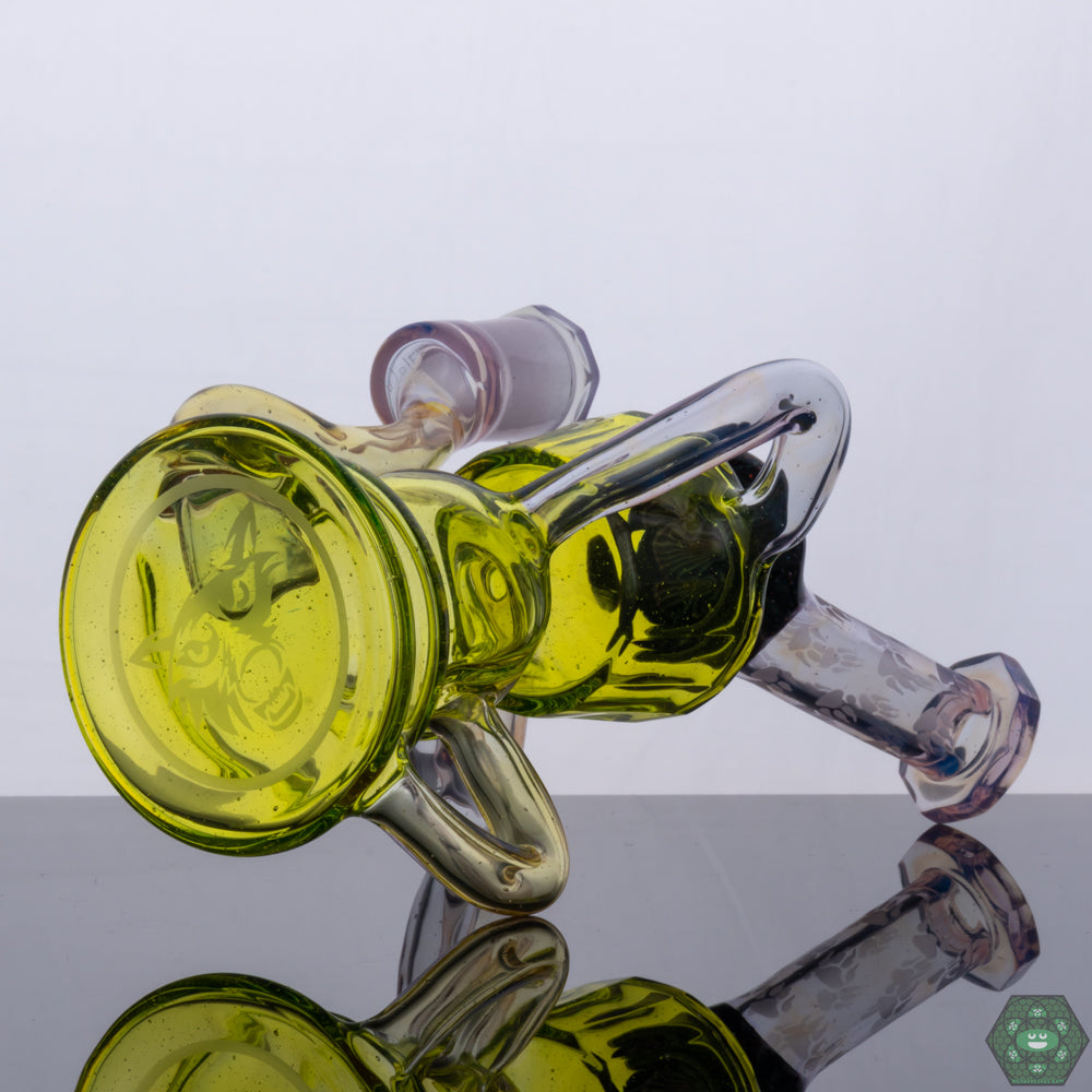 4mm Dab Rig with Faceted Design: This Wolfe Glass recycler features a 14mm joint and a faceted finish, combining functionality and style.