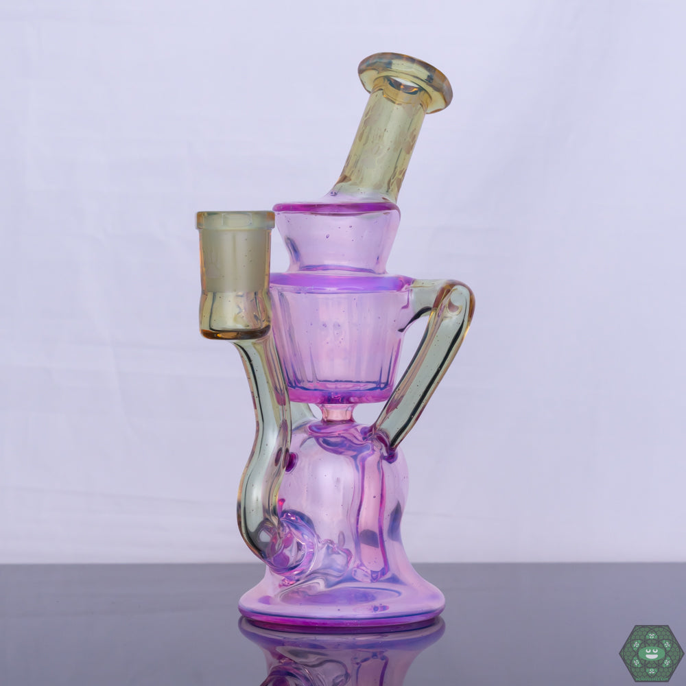 Recycler with 4-Hole Perc: The 4-hole percolator in this Wolfe Glass recycler ensures efficient filtration and diffusion.