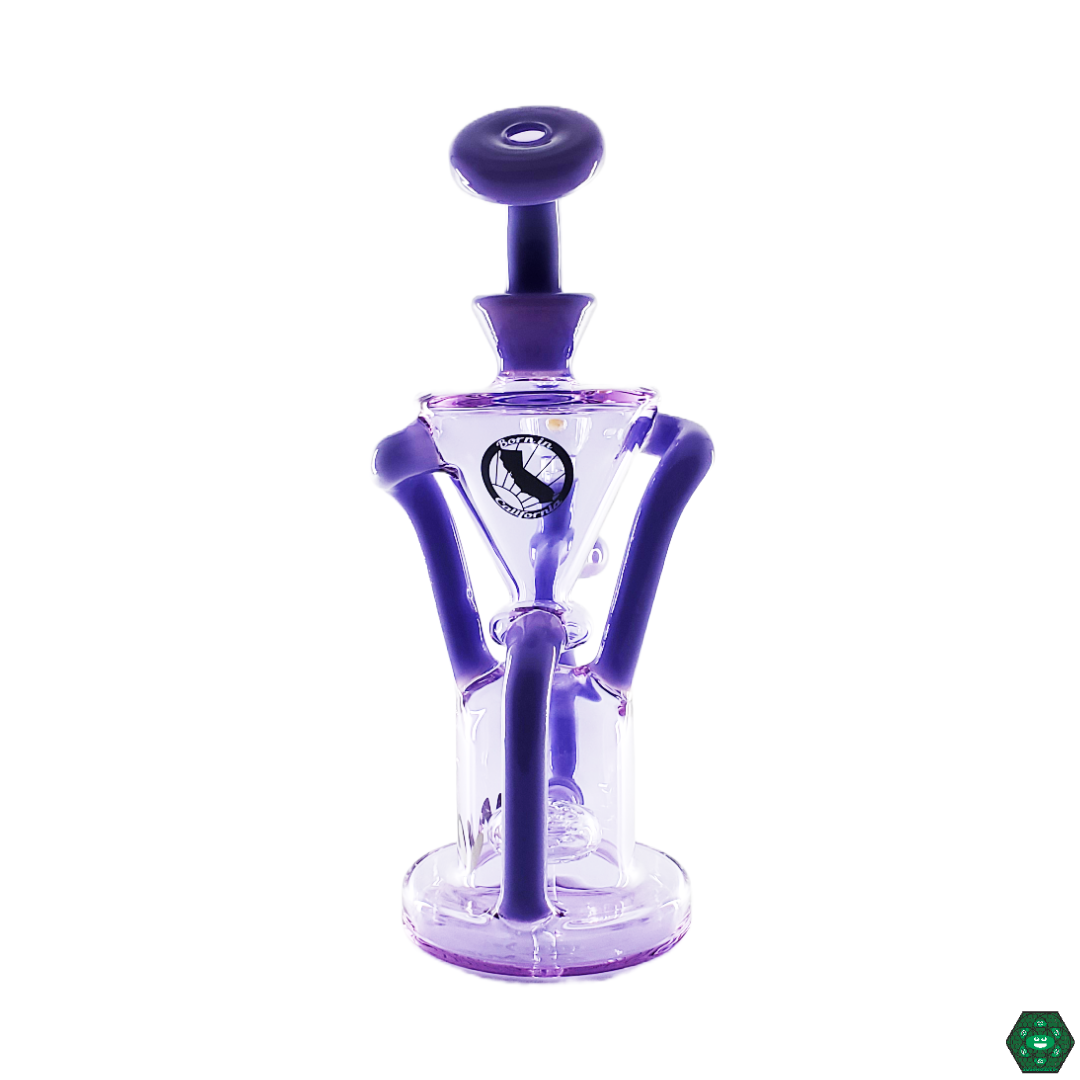 The MAV Glass Humboldt Rig delivers efficient filtration in a compact design, providing a durable and easy-to-handle rig for everyday use.