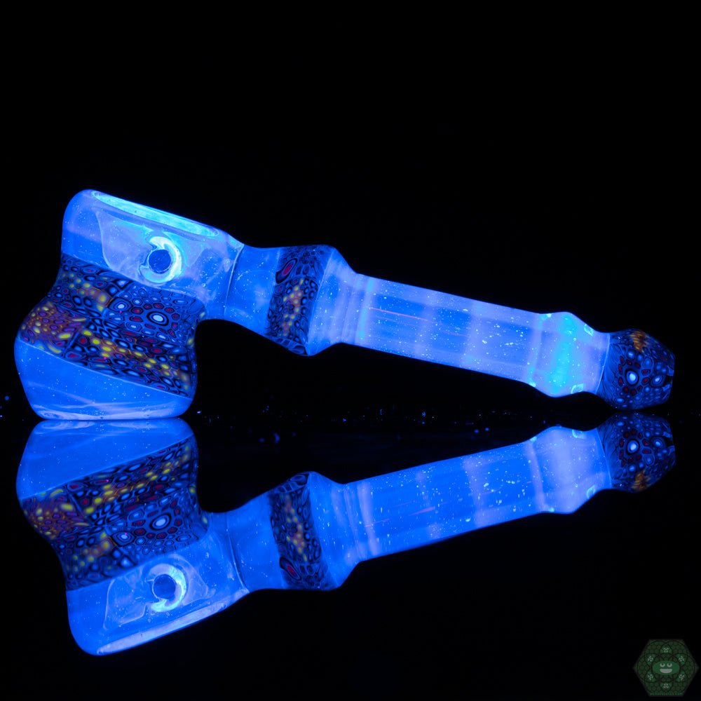 Layered Glass Pipe: The stacked chip design of this hammer pipe creates a beautiful layered glass effect, adding depth and visual interest.