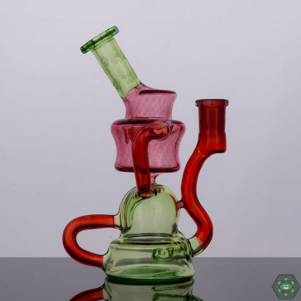 Dab Rig with Artistic Color Accents: Featuring Crushed Opal, Gold Ruby, Crippy, and Transparent Red elements, this Wolfe Glass recycler is a true work of art, adding a unique visual appeal to your dabbing sessions.