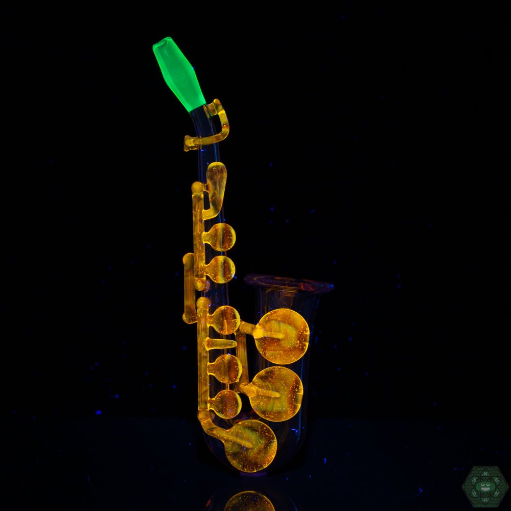 Artistic Sherlock Pipe: The Etai Glass Saxlock Sherlock Pipe is not only functional but also a piece of art, showcasing a unique design and sturdy glasswork.