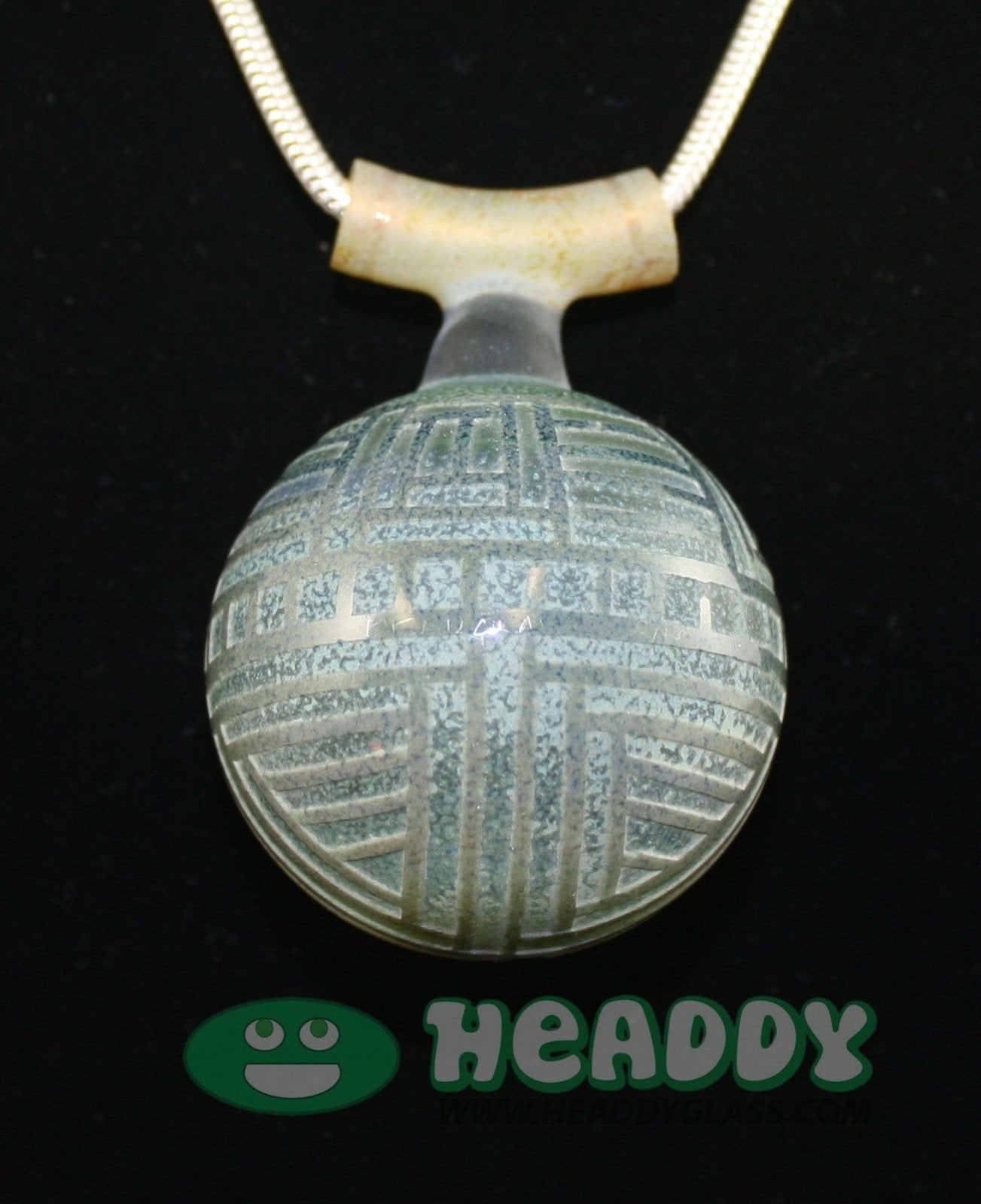  Bearclaw Space Key 6 - Compact and durable smoking accessory with minimalist design.