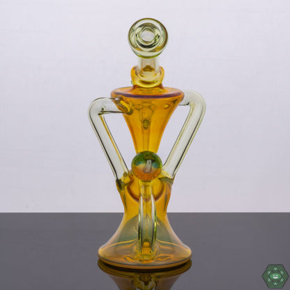  Borosilicate Glass Dab Rig: The Torch D Boro Floating Recycler is crafted from high-quality borosilicate glass for durability and heat resistance.