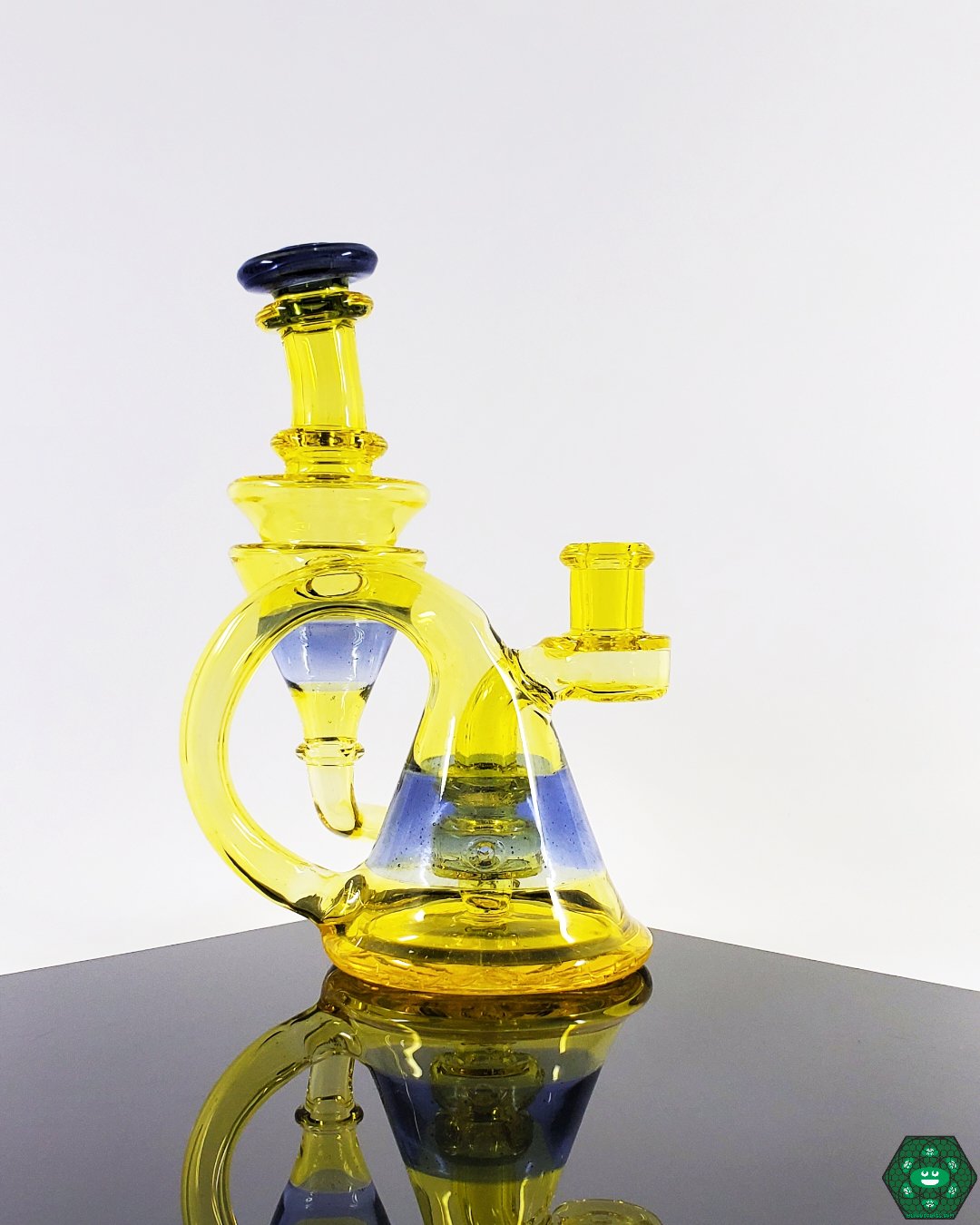 Cerio Glass Citron Quickdraw Details: Close-up showcasing the sleek design, single uptake system, and vibrant color accents of this compact and precision recycler.