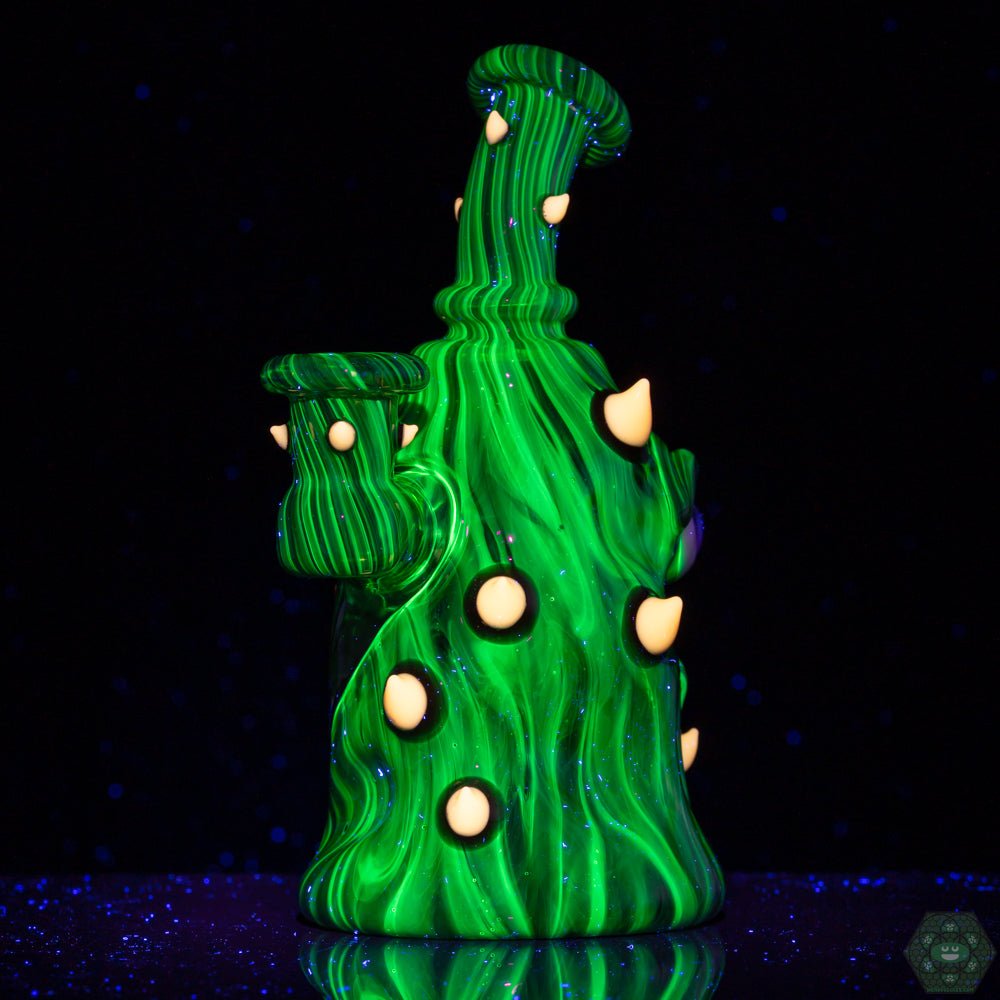 Collectible Glass Rig: The GPPR Closed Mouth #330 is a highly collectible piece, perfect for any glass art enthusiast.