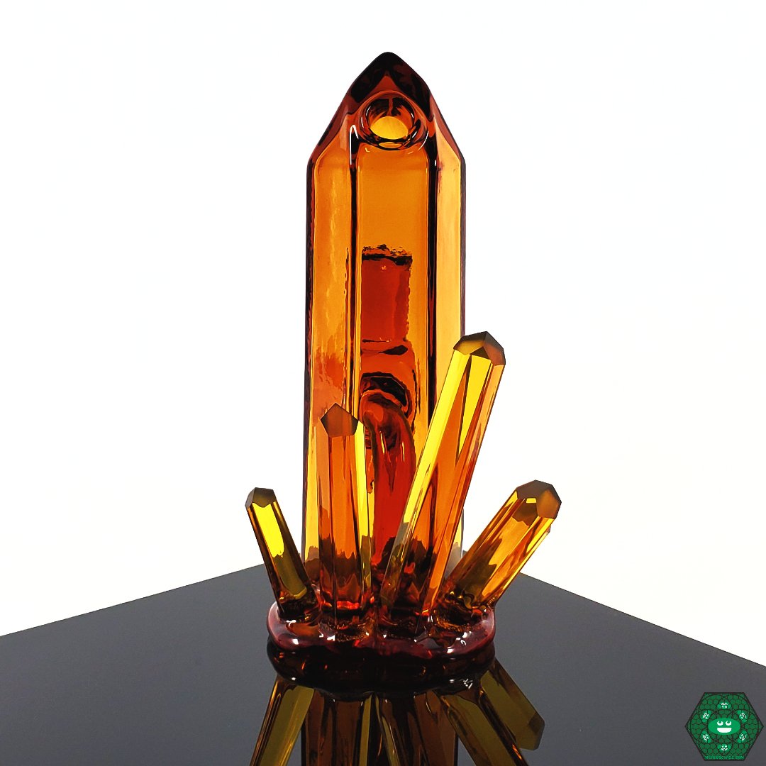 Digger Glass Lil Cutie Amber Crystal Cluster – Compact mini rig with amber crystal accents, 14mm female joint, and includes a branded sticker.

