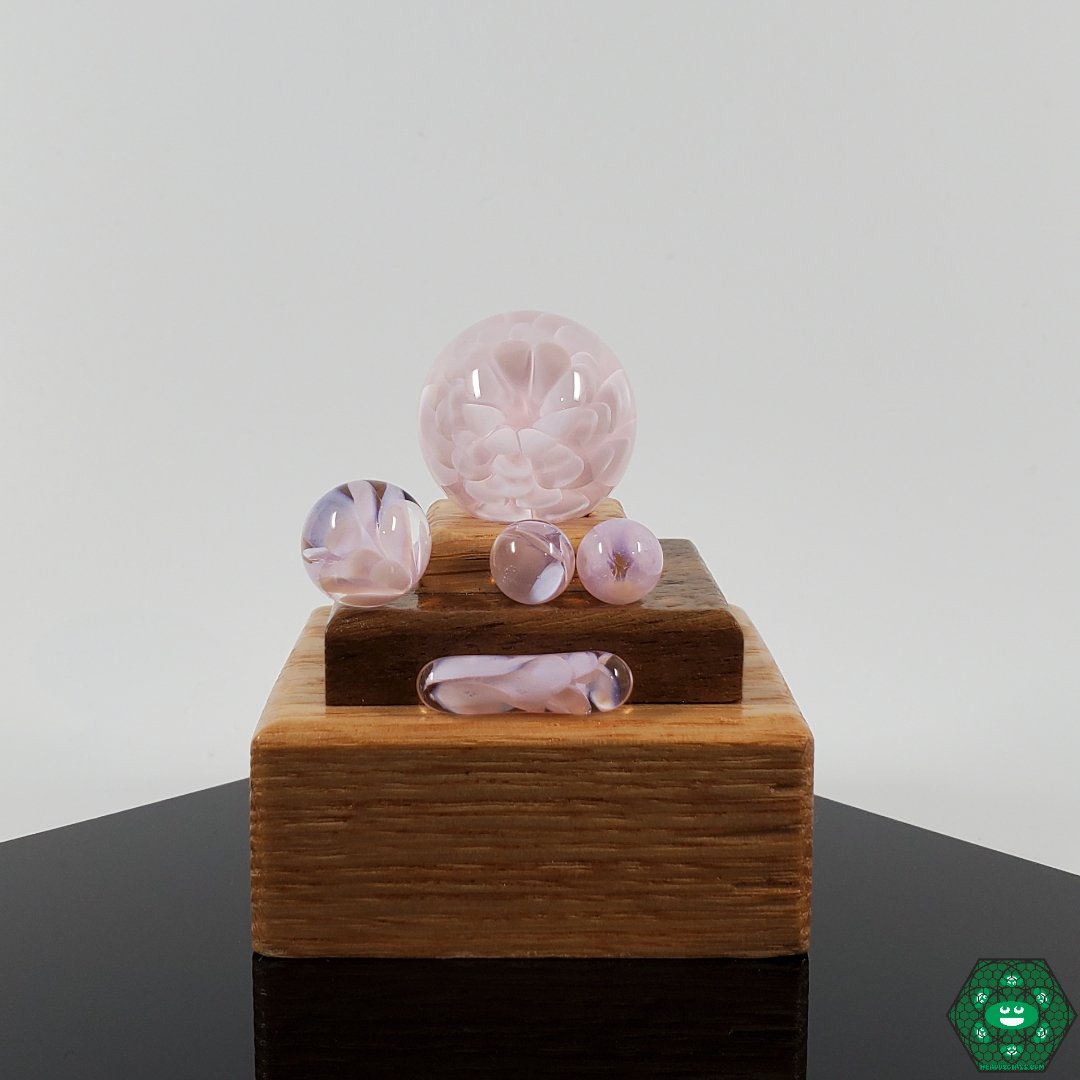  Divleli Glass Slurper Kit featuring a marble, terp valve, and terp pearls for enhanced dabbing performance.