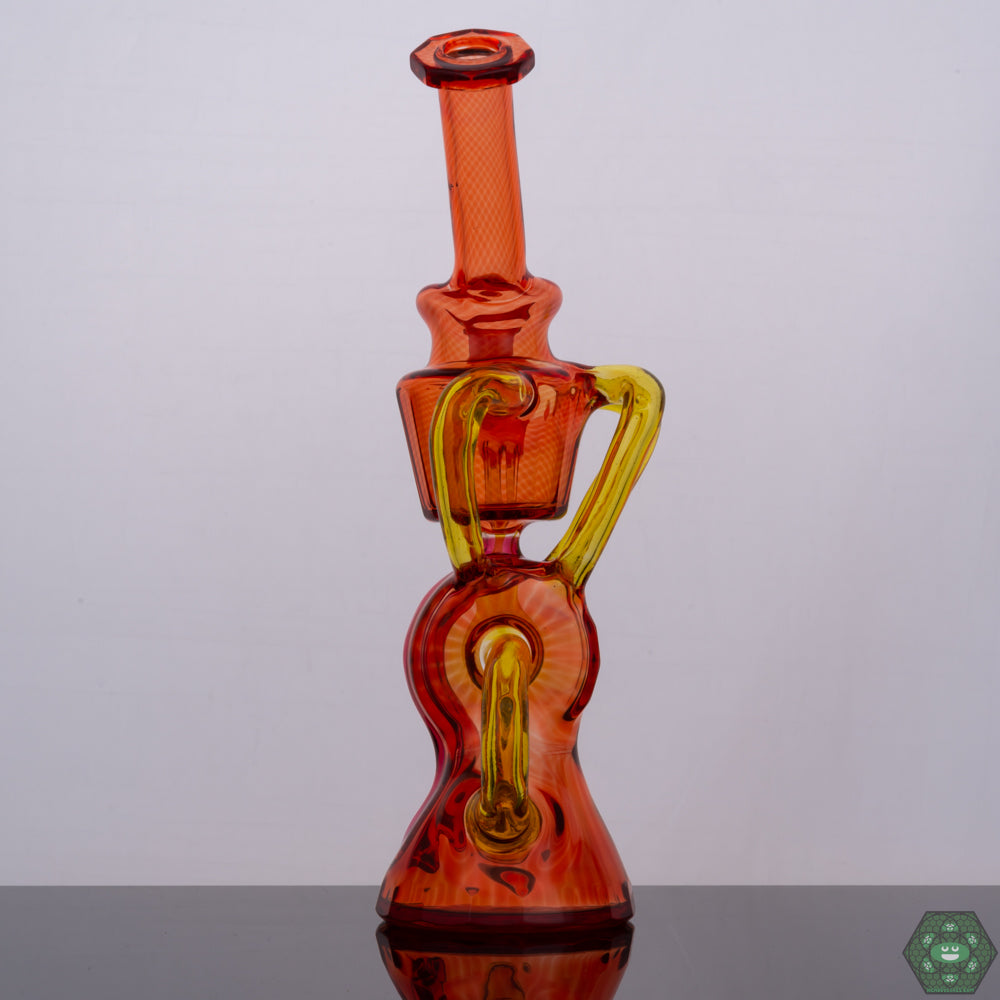 Donut Perc Recycler Rig: The Wolfe Glass Triple Single Donut Recycler utilizes a distinctive donut-shaped percolator for enhanced filtration and smooth dabbing experiences.