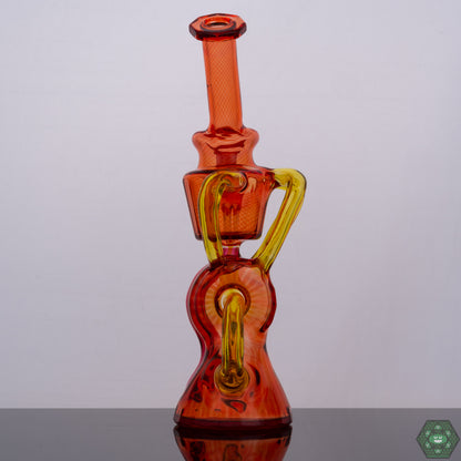 Donut Perc Recycler Rig: The Wolfe Glass Triple Single Donut Recycler utilizes a distinctive donut-shaped percolator for enhanced filtration and smooth dabbing experiences.